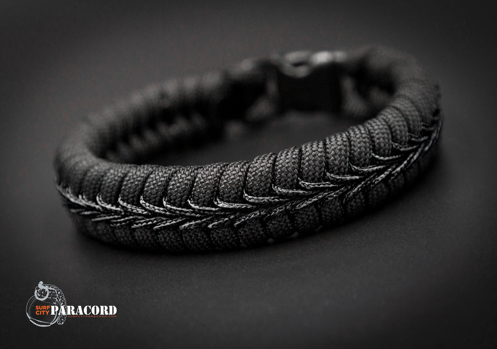 Black and white paracord bracelet on sale